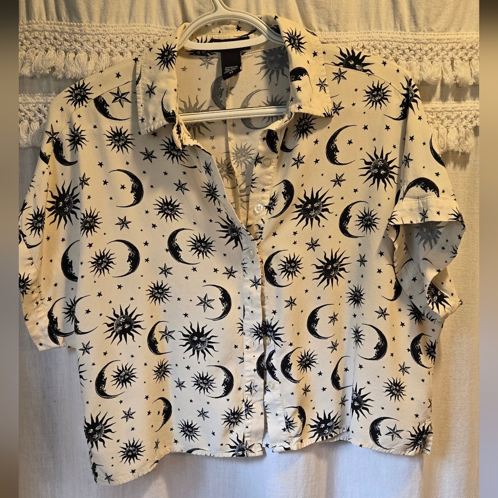 Hot Topic Cream & Black Celestial Moon Stars Oversized Crop Button-Up Shirt XS - Picture 2 of 8